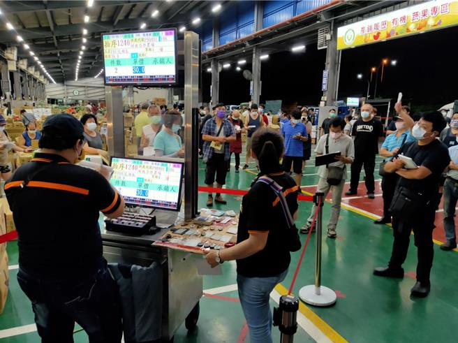 民进党新北市议员黄淑君今在总质询表示，新北市果菜运销公司在拍卖时间后，有许多「不在正常时间」的交易纪录，对此，果菜公司表示，如有任何不法情事经查属实，绝不宽贷，但如未经查实质疑公司作业不法，打击第一线的同仁士气，严重影响公司形象，将严正抗议。图非当事人。（新北果菜运销公司提供）