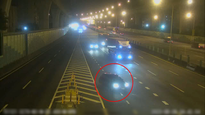 驾驶错过交流道竟直接倒车。（翻摄画面）