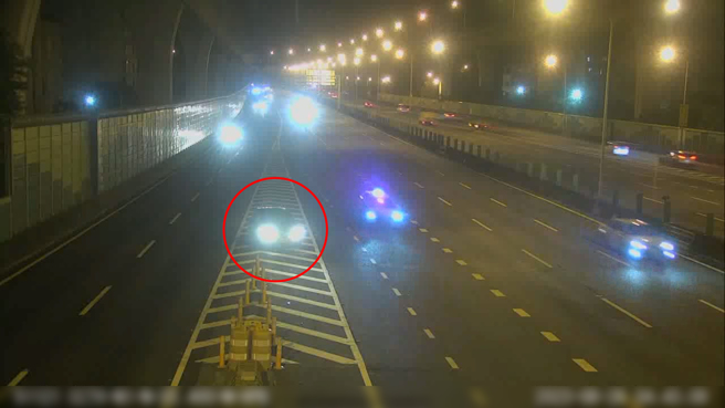 驾驶错过交流道竟直接倒车。（翻摄画面）