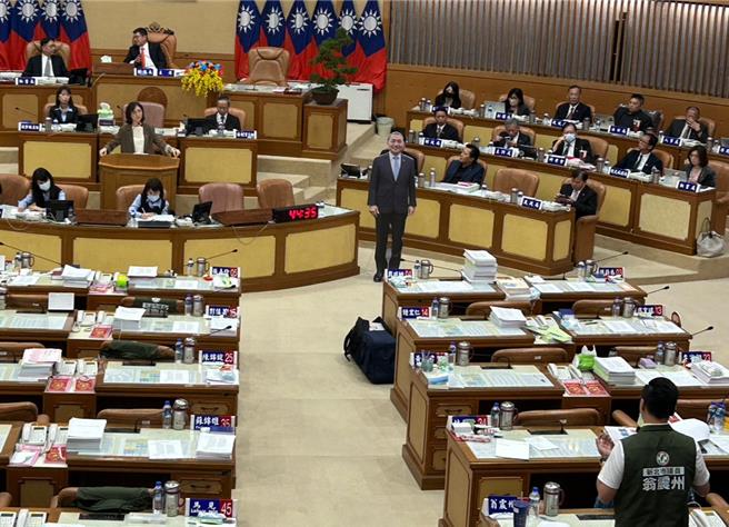 民進黨議員翁震州（前排右）表示，許多設計展品沒有融合設計元素，只是將產品擺放在展示台上，似乎不符合民眾期待。（劉瑋晴攝）