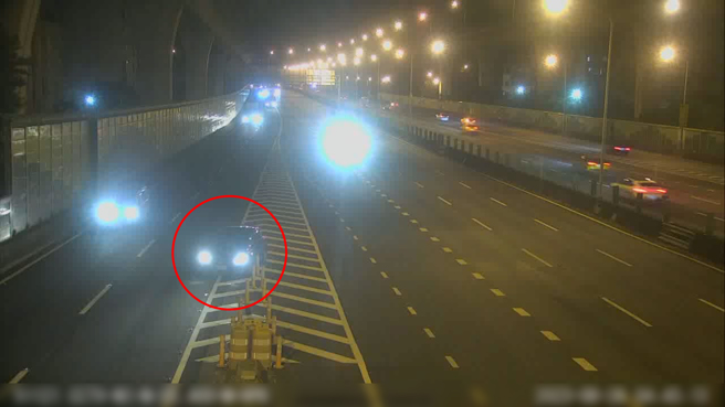 驾驶错过交流道竟直接倒车。（翻摄画面）