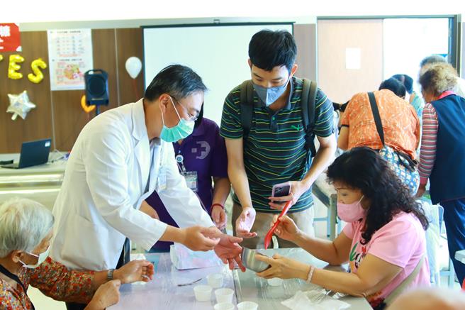 糖友们手作低糖蛋糕，健康又美味。（大千医院提供／李京升苗栗传真）