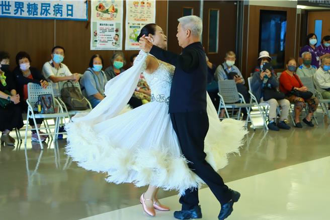 活动现场邀请糖友表演国标舞，精彩舞技让大家讚不绝口。（大千医院提供／李京升苗栗传真）