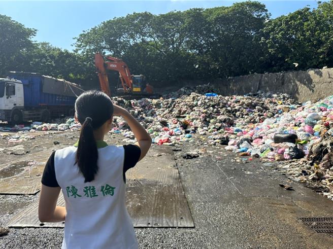 議員陳雅倫7日質詢直斥大埔垃圾轉運站變成堆置場，龜山市民淪為人體空氣清靜機。(陳雅倫提供／蔡依珍桃園傳真)