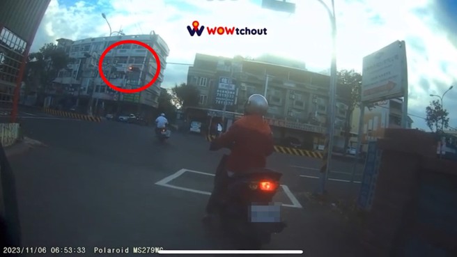 阿伯騎車闖紅燈。（翻攝爆料公社）