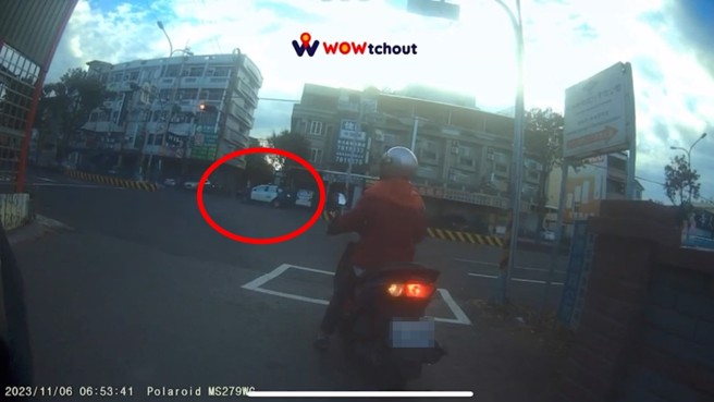 阿伯違規闖紅燈過去，不到五秒就出現警車。（翻攝爆料公社）