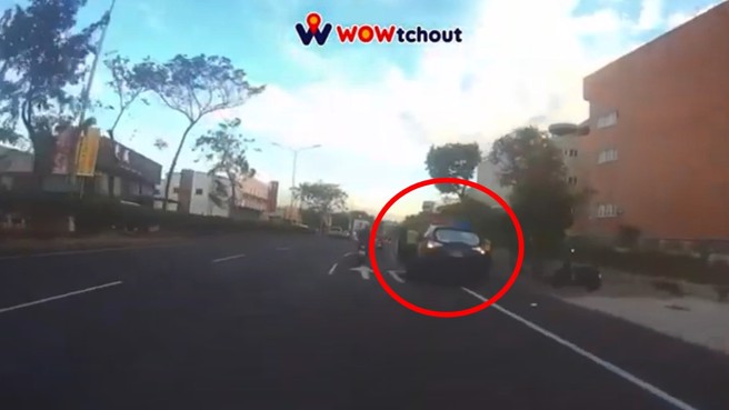 警車將違規的阿伯攔下開單。（翻攝爆料公社）