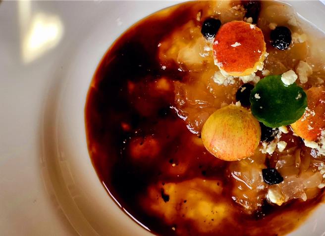 「食癒之秋」菜单压轴的甜点令人惊艷，主厨採热红酒手法，以「川贝枇杷膏」渍煮苹果丁。（立夫中医药博物馆提供／陈淑芬台中传真）