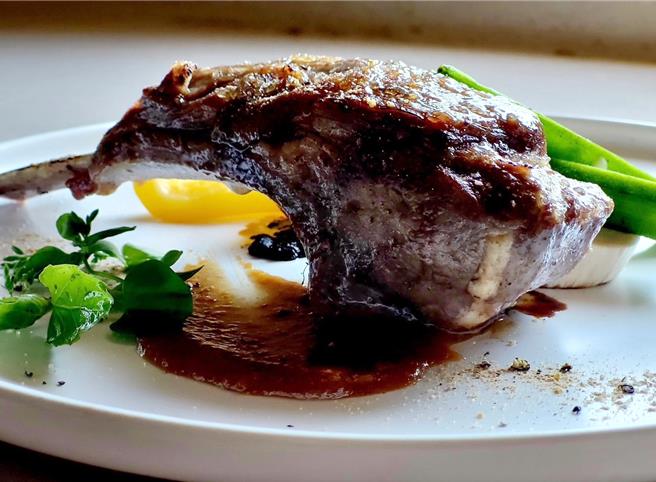 主菜是「羊小排」，将中药材与甘蔗熬煮浓缩，放入羊小排以法国烹调手法「油封」，炖煮到肉质松散、入口即化，依然能保持多汁。（立夫中医药博物馆提供／陈淑芬台中传真）