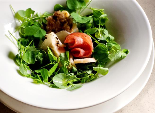 主厨制作「沙拉」耗费心思，将「四神汤」药材炖煮收汁调味制酱，加上莲子、薏仁、腊肠、虾饺、菱角与藕片。（立夫中医药博物馆提供／陈淑芬台中传真）