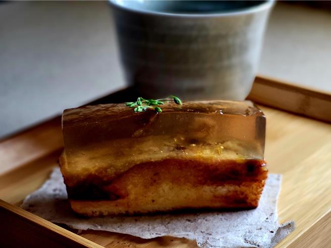 主厨以「麦门冬汤」汉方做「开胃菜」基底，制成寒天冻，再吐司厚切为底，带上姜黄奶油、苹果酒及柑橘酱等，以清爽开胃。（立夫中医药博物馆提供／陈淑芬台中传真）