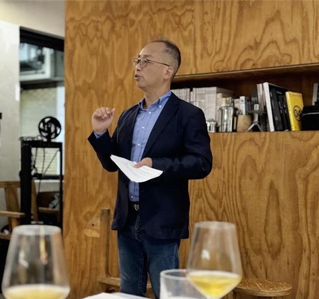 中国医药大学立夫中医药博物馆副馆长张文德说明「食癒之秋」菜单的中药材入菜的特色。（立夫中医药博物馆提供／陈淑芬台中传真）