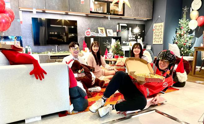 必胜客联手IKEA打造慵懒奢华居家派对空间，在家吃比萨也能有过节仪式感。（古明弘摄）