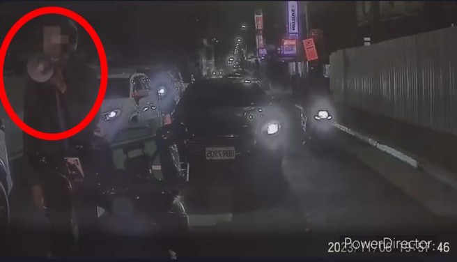 外送员被按喇叭，在马路上拿出扩音器大喊。（翻摄爆料公社）