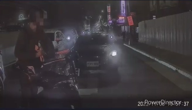 外送员被按喇叭，从外送包掏出扩音器。（翻摄爆料公社）