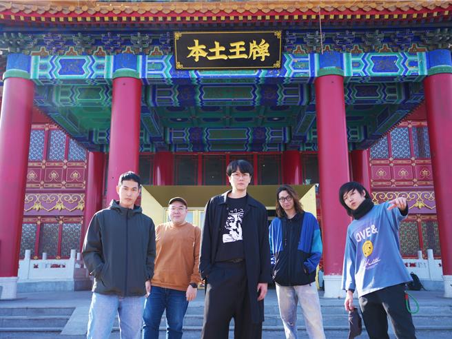 宇宙人與樂手在北京表演場館「本土王牌LIVE」外合影。（相信音樂提供）