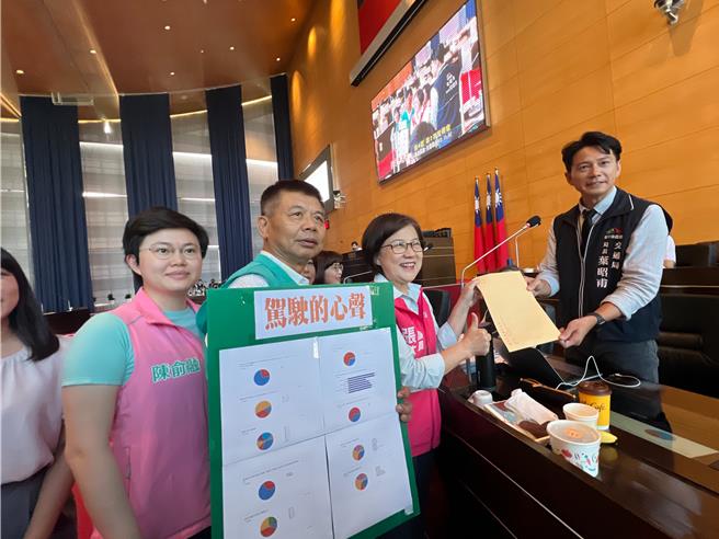 台中市議員張芬郁等人遞交陳情書給交通局長葉昭甫，為客運駕駛請命。(林欣儀攝)