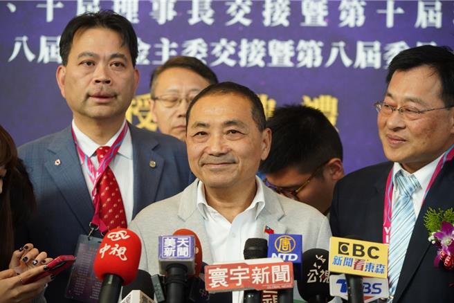 国民党总统参选人侯友宜痛批，新潮流不散、台湾赔一半。(吕筱蝉摄)