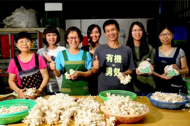 台南下营观光休閒农业协会11日将首次办理小旅行，带领游客走访特色农场、庙宇文化景点。图为游客日前参访惠生泉有机菇厂的画面。（下营观光休閒农业协会提供／张毓翎台南传真）