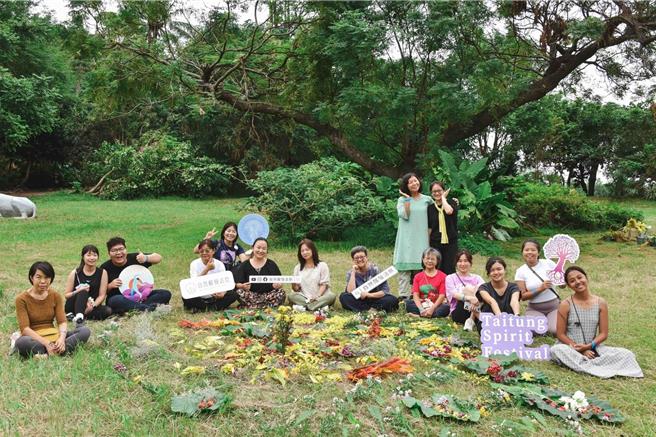 《自然醒慢活祭》連續2週末，分別在卑南鄉知本溫泉區與鹿野鄉高台成功舉辦「淨心慢旅行」深度紓壓療癒之旅，共吸引近百位身心靈愛好者到台東。（台東縣政府提供／蕭嘉蕙台東傳真）
