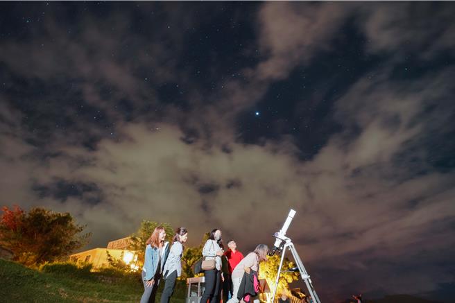 「星際漫游之旅」因應鹿野高台的地形特性，將主題延伸至宇宙星空，推出外星人心理測驗、星空導覽、星球特調等主題特色內容。（台東縣政府提供／蕭嘉蕙台東傳真）