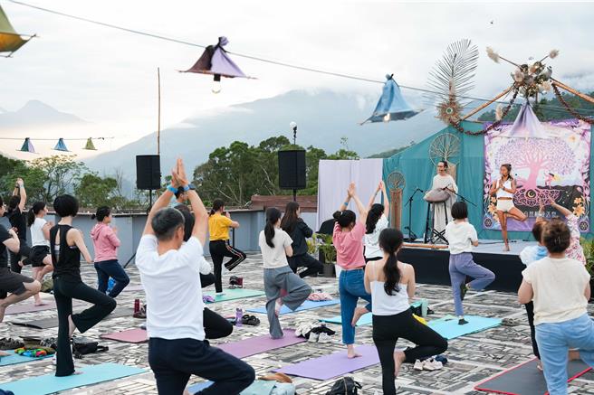 鹿野高台「星際漫游之旅」由在地瑜珈講師林逸屏（前右）、手碟演奏家陳沛元（前左），一同帶領學員進行手碟瑜珈療癒體驗。（台東縣政府提供／蕭嘉蕙台東傳真）