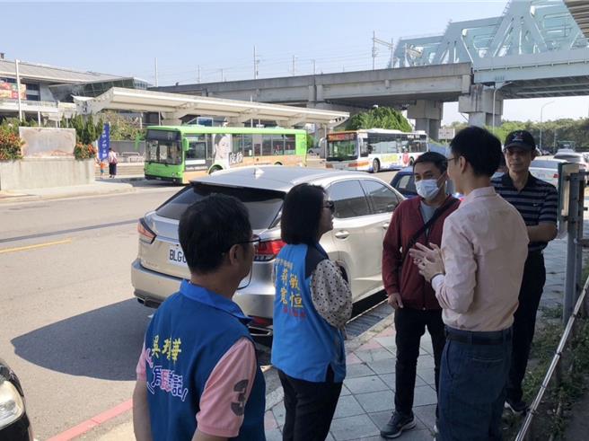 中台湾唯一三铁共构「台铁新乌日站」站前无画设行人穿越线，不少民眾冒险穿越马路，台中市议员吴琼华及前立委顏宽恒团队日前两度会勘争取，交通局等单位同意画设斑马纹行穿线并增设闪光号志，预计11月底完成。（顏宽恒团队提供／潘虹恩台中传真）