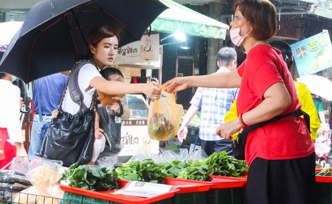 由於颱風豪雨推升蔬果價格上漲，10月通膨率升至3.05％。圖／本報資料照片