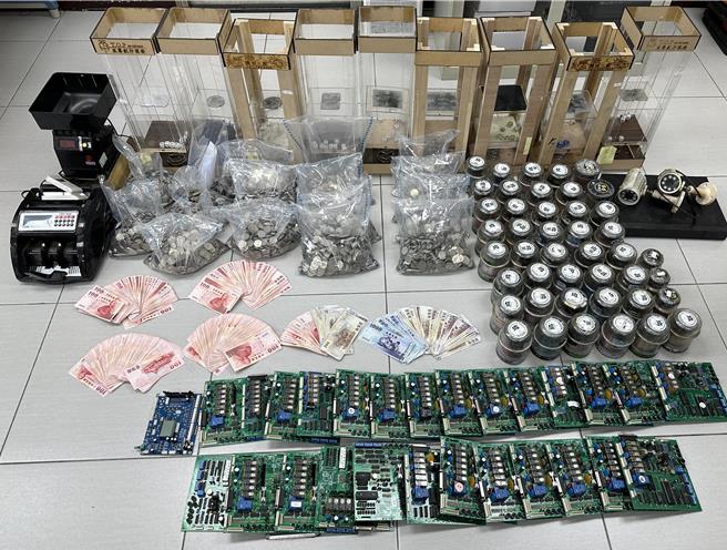 警方查扣選物販賣機台IC板、骰子台、藍芽喇叭、點鈔機、數幣機及現金23萬等證物。（永和警分局提供）