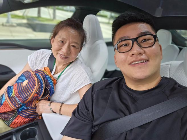 Joeman和媽媽感情融洽，今因吸毒道歉。(圖／Joeman FB)