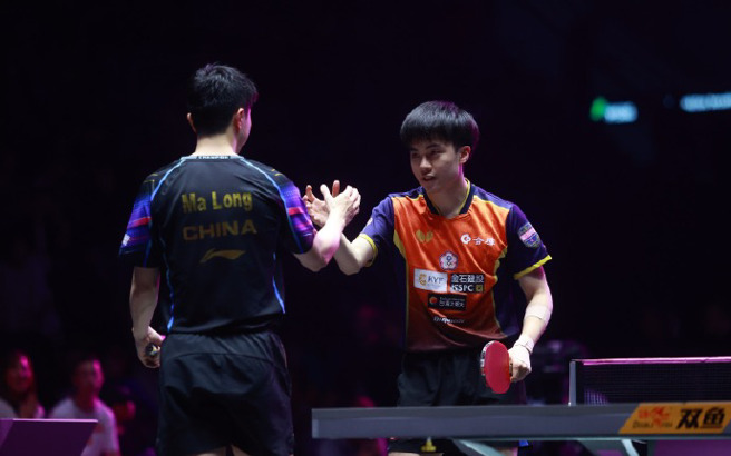大陆桌球好手、35岁老将马龙(左)在WTT法兰克福冠军赛，败给台湾好手林昀儒(右)。(翻摄自WTT世界乒联微博)