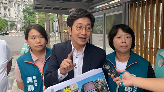 基隆9026路線客運9日起原業者福和與皇家客運將終止營運，公路局已協調泰樂、首都、大都會、統聯、龍貓等5家業者支援代駛。立法委員蔡適應（中）與民進黨立委參選人鄭文婷（右）7日至基隆長庚醫院站牌會勘，蔡並要求各家業者路線標示要清晰一致，並承諾代駛會持續到新業者接手為止。（徐佑昇攝）