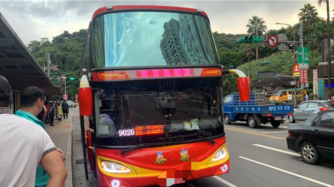 基隆的9026路線客運9日起原業者福和與皇家客運將終止營運，公路局已協調泰樂、首都、大都會、統聯、龍貓等5家業者支援代駛。圖為已接手代駛的其中一家業者泰樂客運行駛情形。（徐佑昇攝）