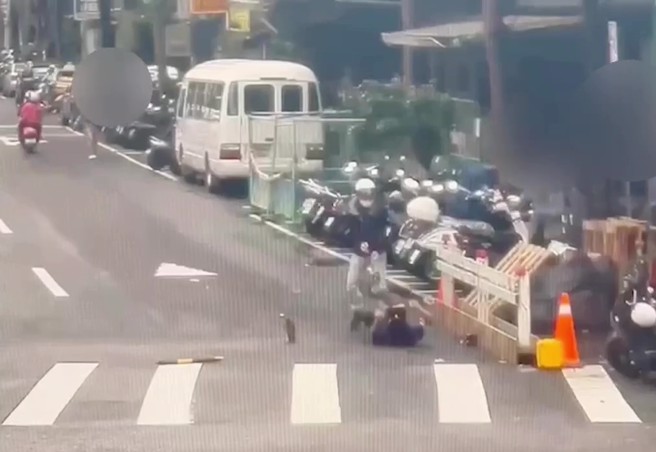 庄男因不满其丁姓女友离家借宿沈男家，偕同孙男、张男，并由庄男手持铁棍、张男则持球棒追打沈男。（翻摄画面）