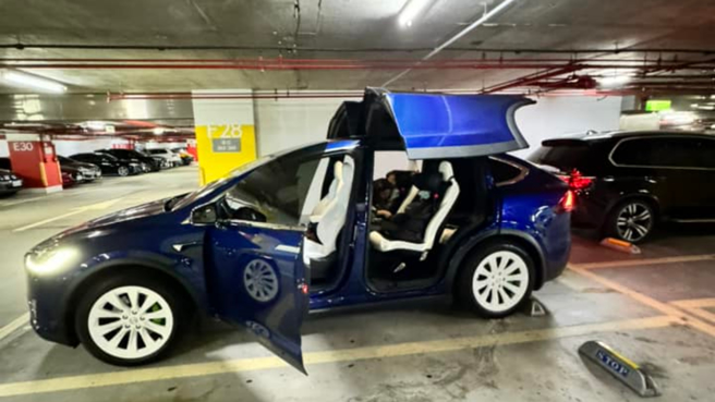 Paul 爱妻咪咪逛商场，特斯拉4门忘关，结果曝光。（图／翻摄自Paul Chu脸书）