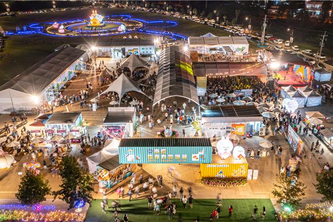 2023南投巧克力咖啡節「巧遇好咖」首度移師埔里福興溫泉園區，活動期間每天從早到晚各式演出吸引絡繹不絕遊客造訪，創造周邊食宿近3億元觀光產值。（南投縣政府提供／楊靜茹南投傳真）