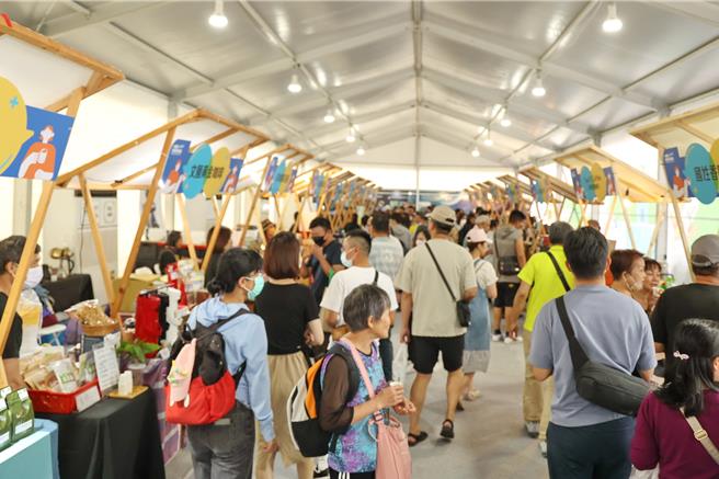 南投巧咖節展期期間匯聚超過50家在地精品級的業者展售，包括台灣咖啡、巧克力與伴手禮品。（南投縣政府提供／楊靜茹南投傳真）