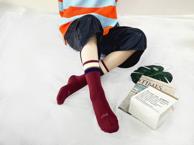 东北季风挟带雨水，具除臭、排湿功能的袜子才能在湿冷天气中保护脚的健康。（图／给足呵护提供）