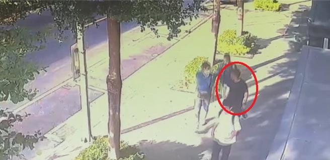 警方昨搜索Joeman新庄住处，将他从住处带离。（民眾提供）