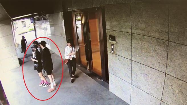 警方昨搜索蕾拉夫妻中和住处，将2人从住处带离。（民眾提供）