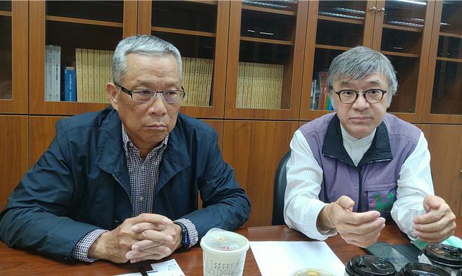 台北市立聯合醫院總院長蕭勝煌（左）7日表示，聯醫推動行政法人化，將能讓人力與人事規畫更加靈活，也持續會受到台北市政府與市議會的監督。（丁上程攝）