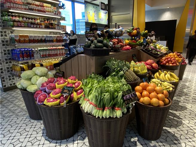 颱风连续来袭，蔬菜、水果大涨，10月CPI年增3.05％，创9个月新高。(洪凯音摄／洪凯音台北传真)