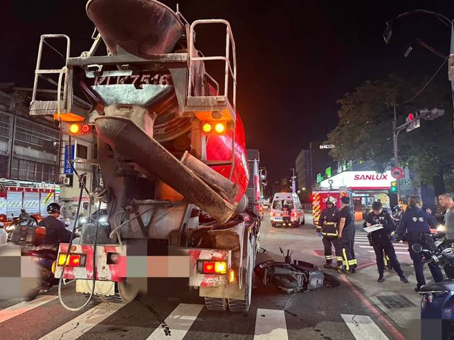 今7日晚間19時許，新北市新莊區建福路與中正路交叉路口發生一起水泥車與機車車禍。（圖／民眾提供）