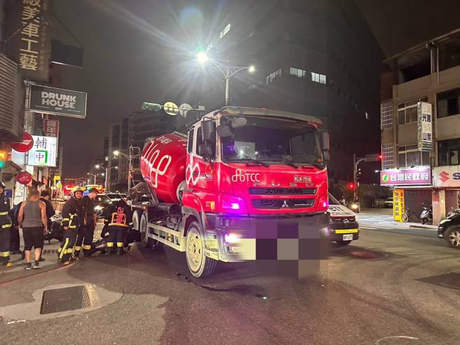 今7日晚間19時許，新北市新莊區建福路與中正路交叉路口發生一起水泥車與機車車禍。（圖／民眾提供）