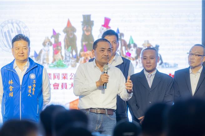 国民党总统参选人侯友宜（中）。（侯办提供）