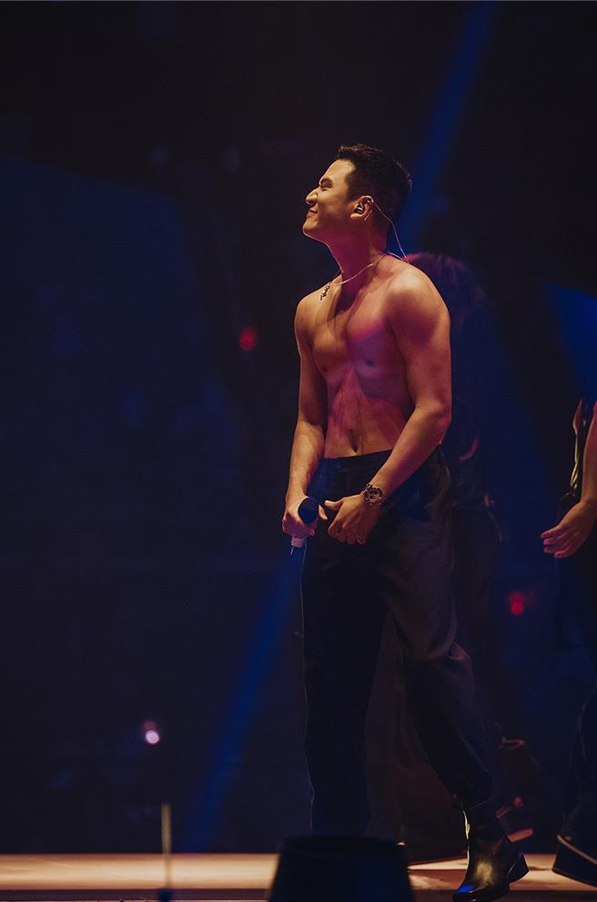 周興哲日前重返新加坡室內體育館開唱，在台上大秀結實肌肉。（星空飛騰提供）