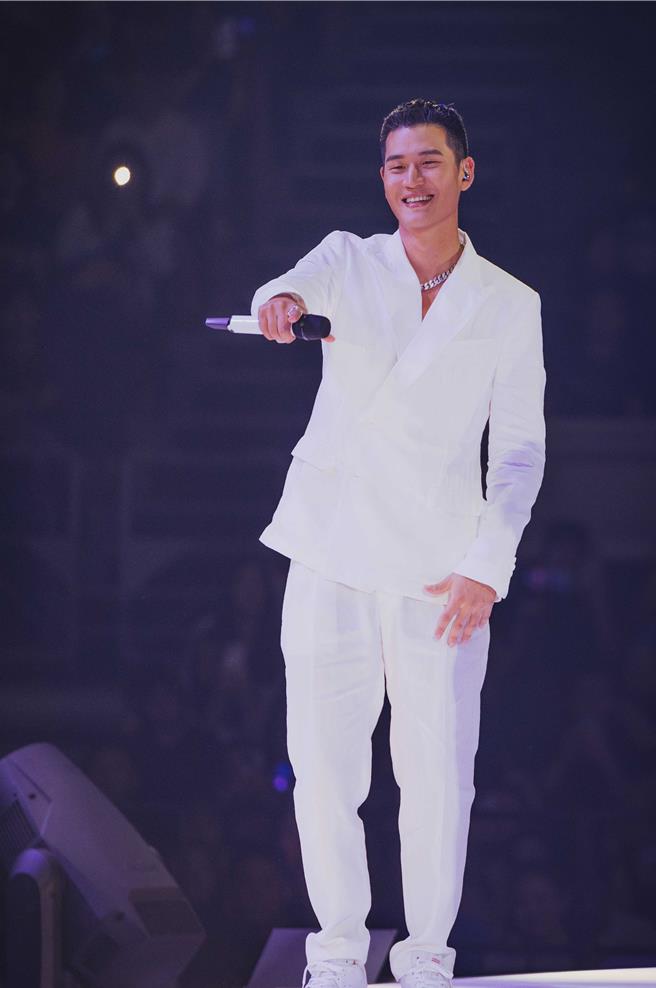 周興哲日前重返新加坡室內體育館開唱，秀出寸頭新造型。（星空飛騰提供）