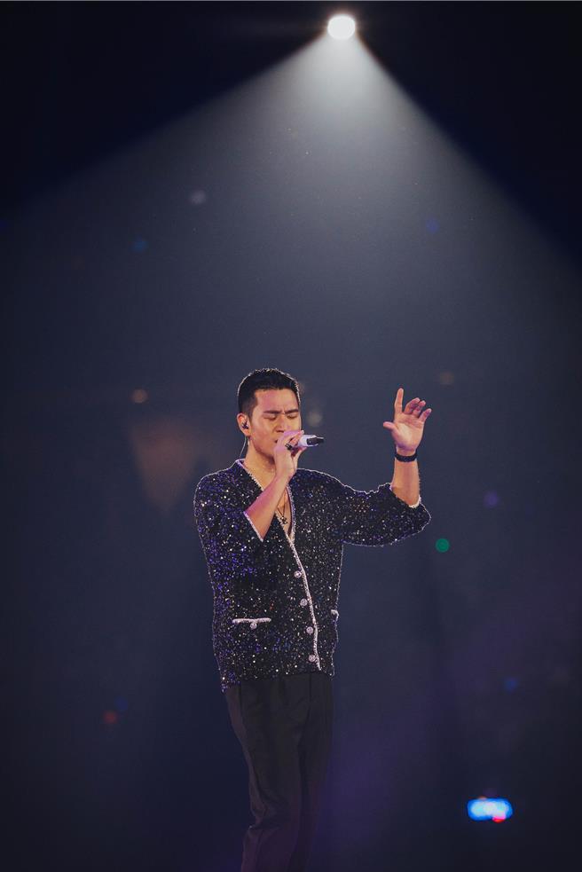 周興哲日前重返新加坡室內體育館開唱，秀出寸頭新造型。（星空飛騰提供