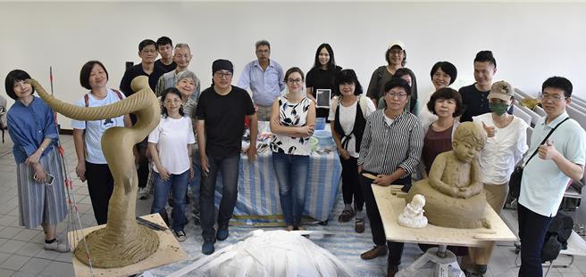 華梵大學師生參觀泥塑現場，並與3位藝術家及作品合影。（華梵大學提供）