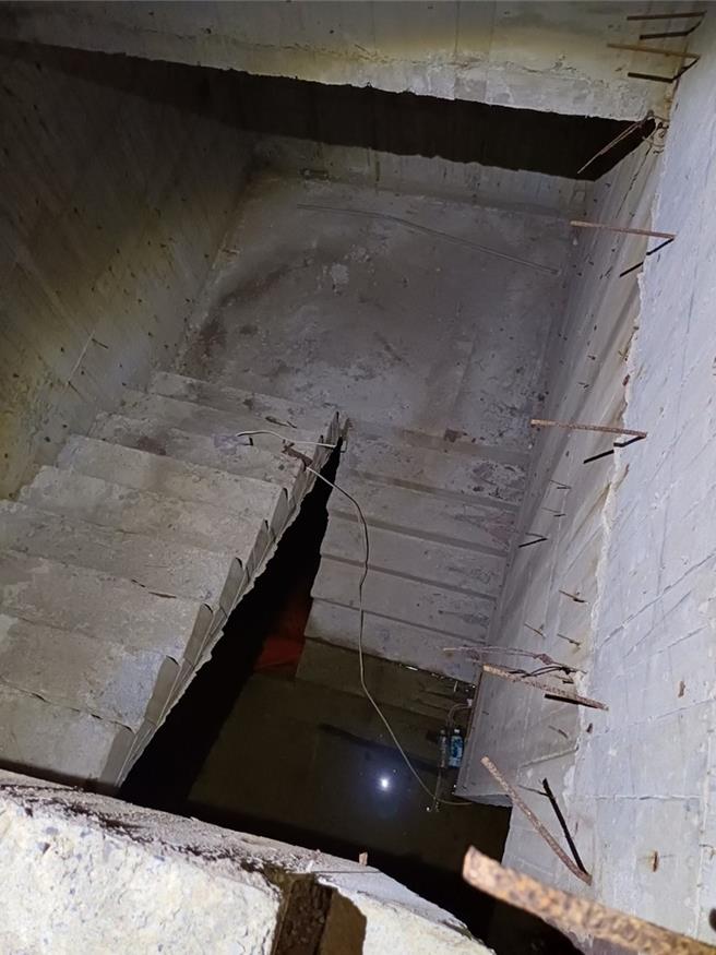 高雄登革热疫情延烧，高雄市府防疫团队巡查工地环境，发现其中5处有大量孳生源，依法勒令停工直到改善为止。（卫生局提供／任义宇高雄传真）